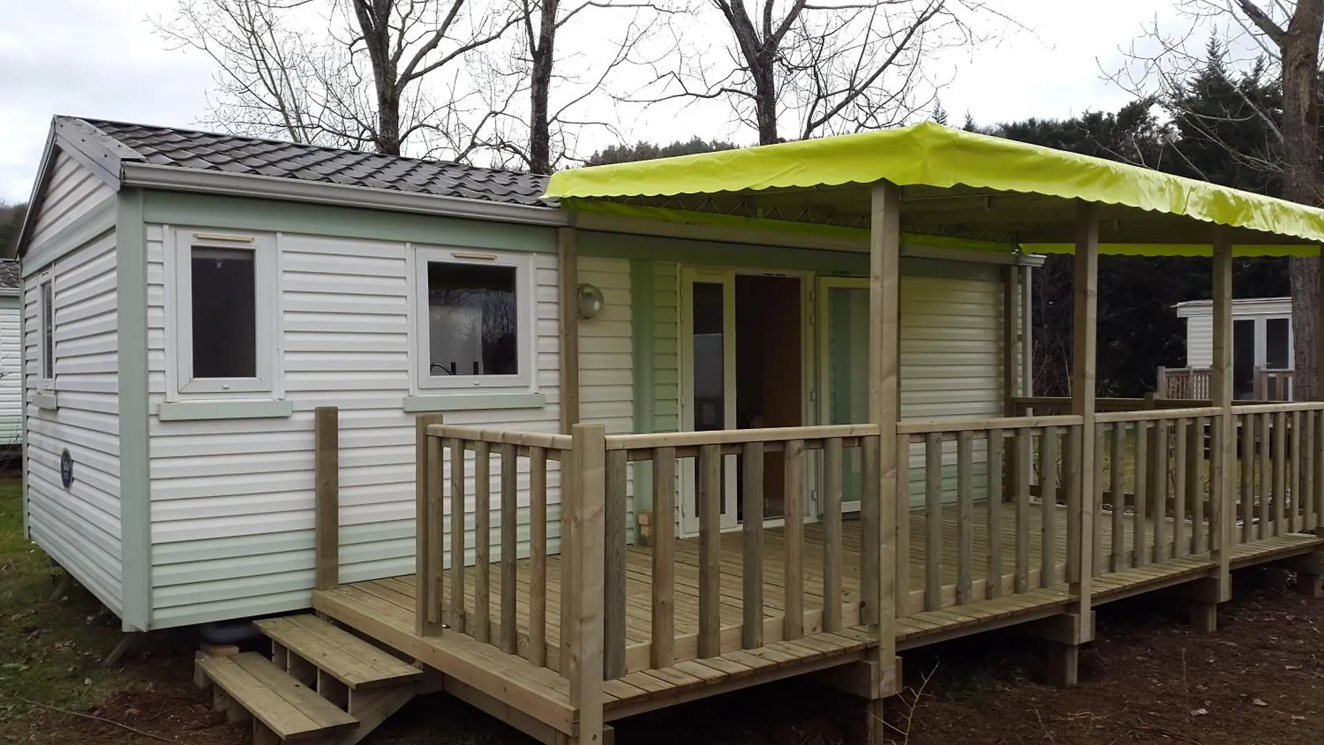 Camping Les Rives Du Ceou Saint-Chamarand キャンプ場