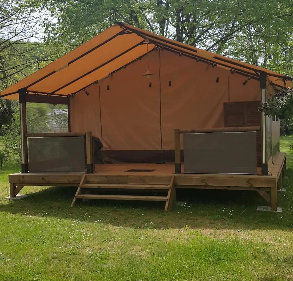 Camping Les Rives Du Ceou Saint-Chamarand フランス