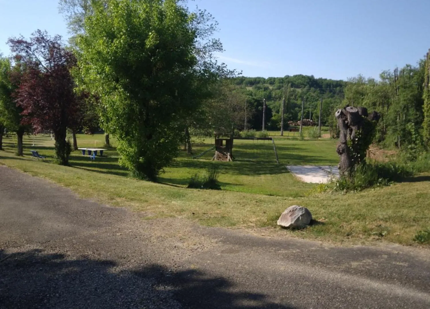 Camping Les Rives Du Ceou Saint-Chamarand キャンプ場