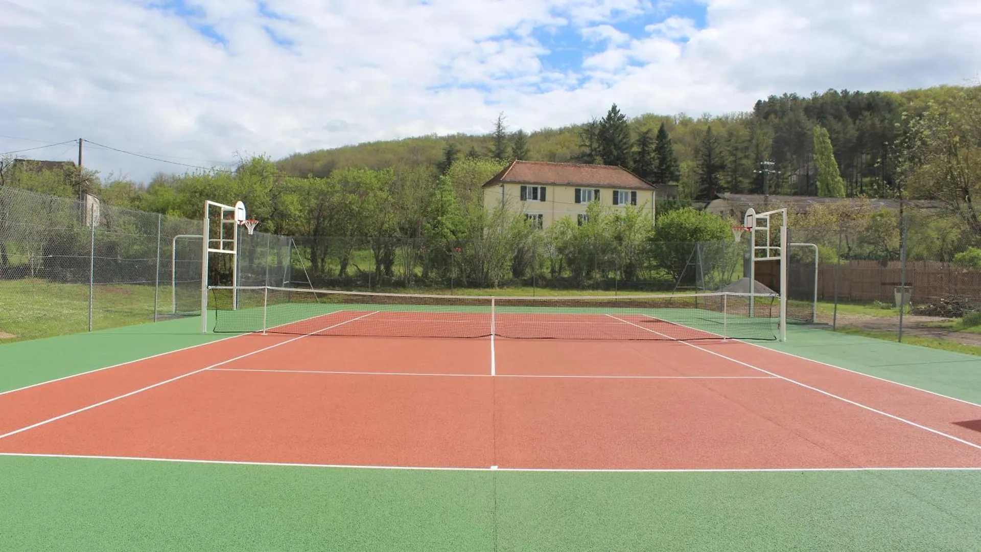 Camping Les Rives Du Ceou Saint-Chamarand キャンプ場