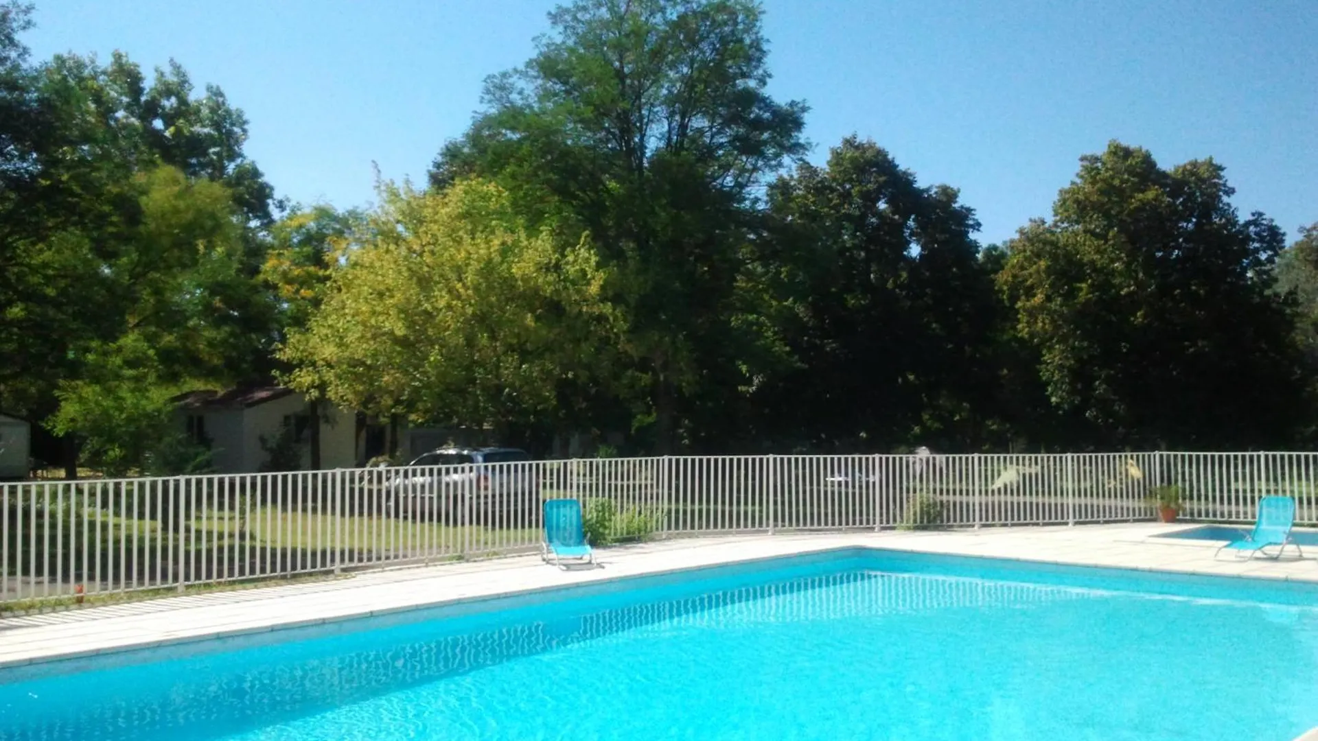 Camping Les Rives Du Ceou Saint-Chamarand France